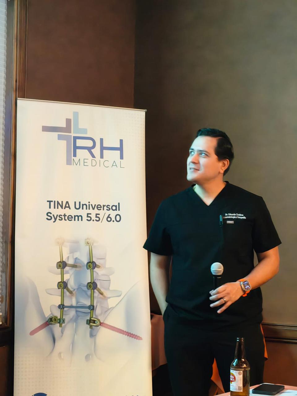 Doctor en consultorio