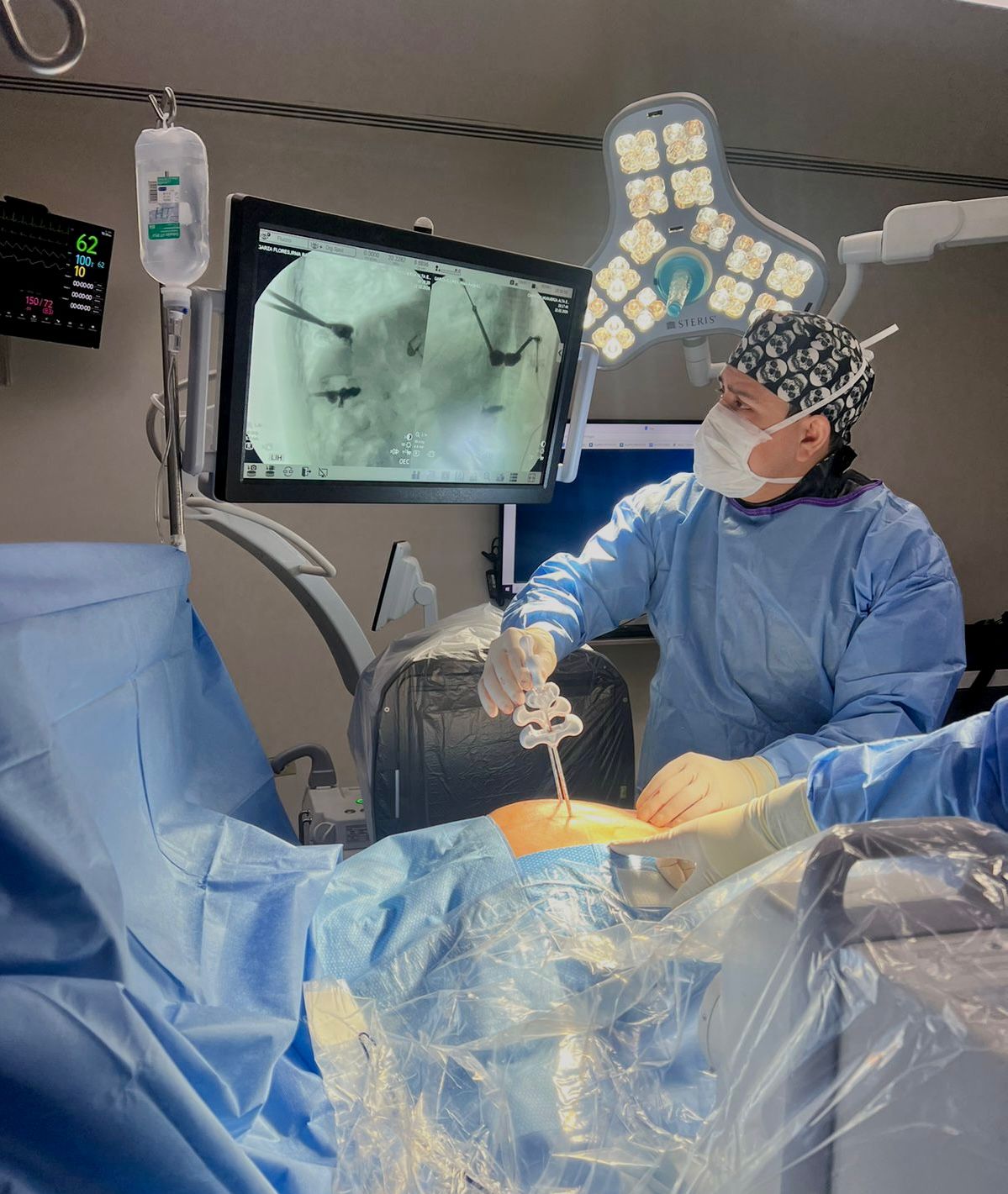 Doctor mostrando modelo de disco