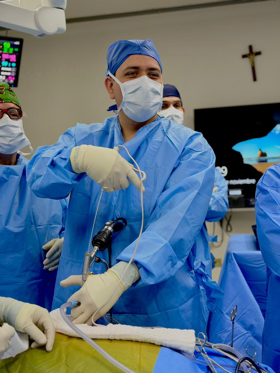 Doctor mostrando modelo de disco