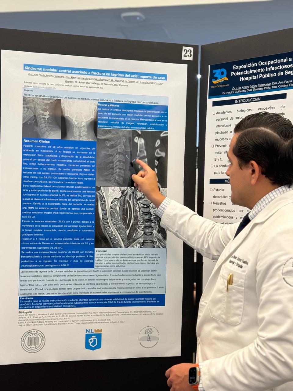 Doctor con modelo anatómico