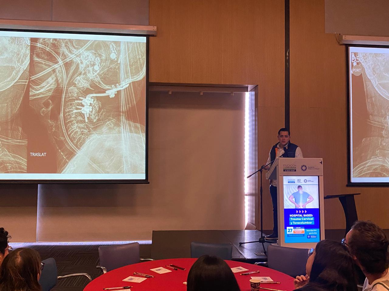 Doctor sentado en consultorio