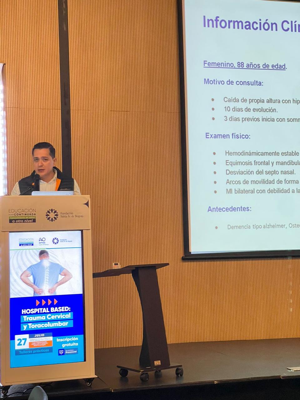 Doctor presentando modelo de columna