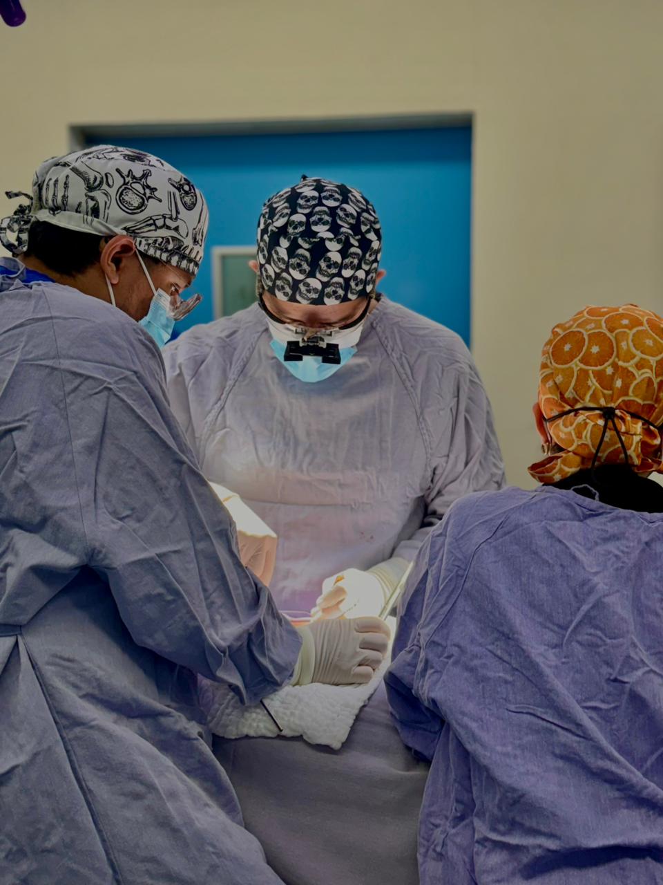 Doctor mostrando modelo de disco