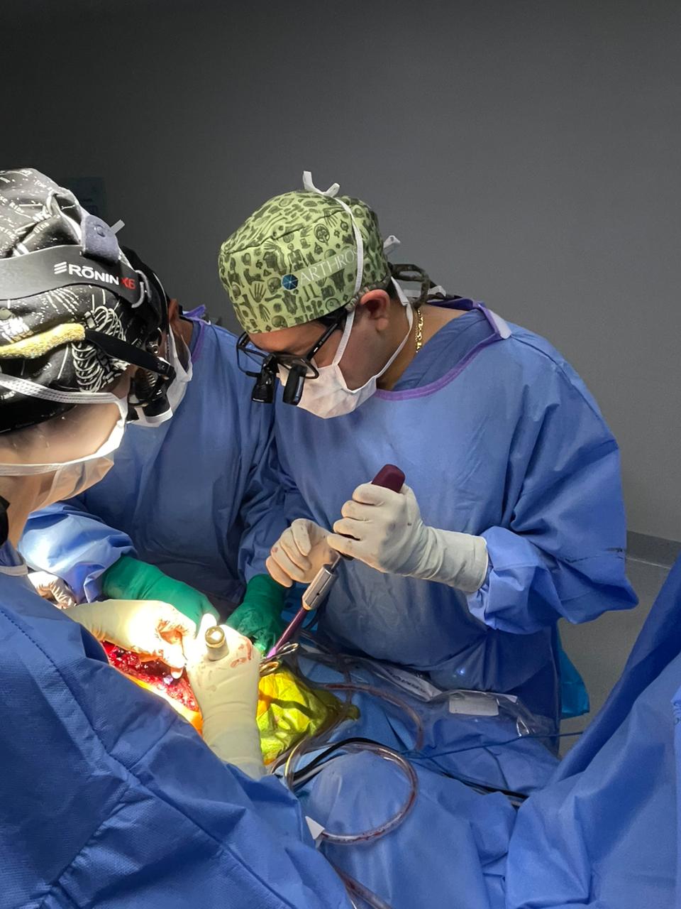 Doctor mostrando modelo de disco